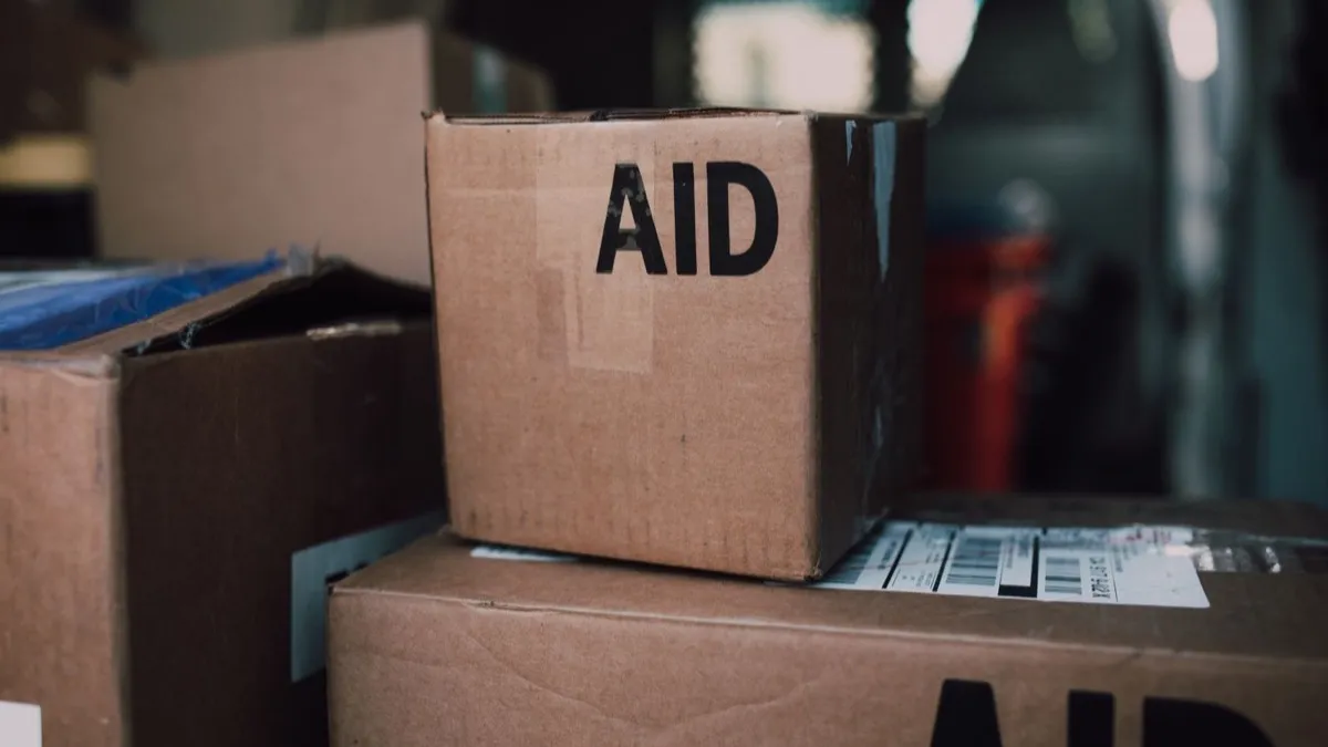 Картонні коробки з написом AID у фургоні. Фото: RDNE Stock project, Pexels